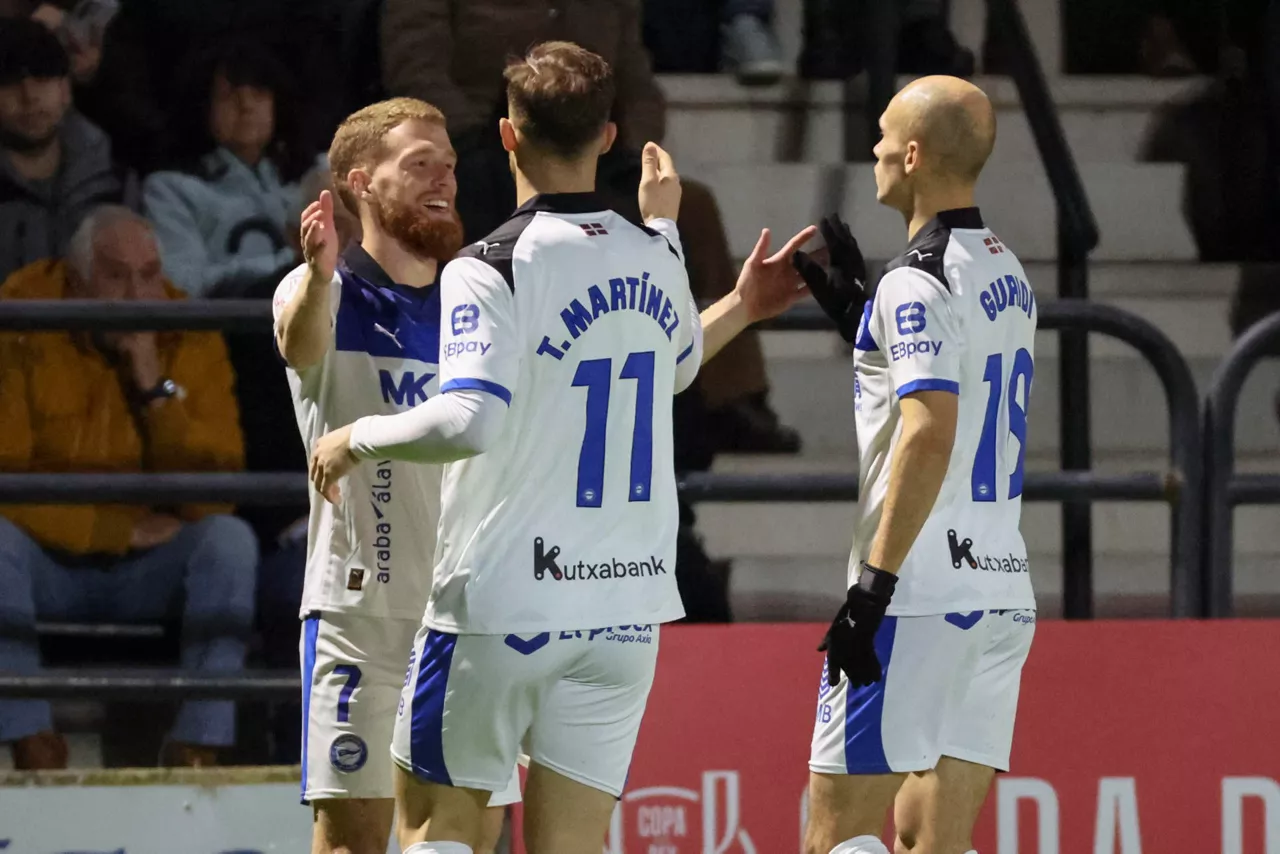 PORTUGALETE (VIZCAYA), 02/12/2025.- Los jugadores del Alavés celebran un gol durante el partido de dieciseisavos de final de la Copa del Rey entre Club Portugalete y Deportivo Alavés celebrado este martes en el estadio La Florida de Portugalete (Vizcaya). EFE/ Luis Tejido
