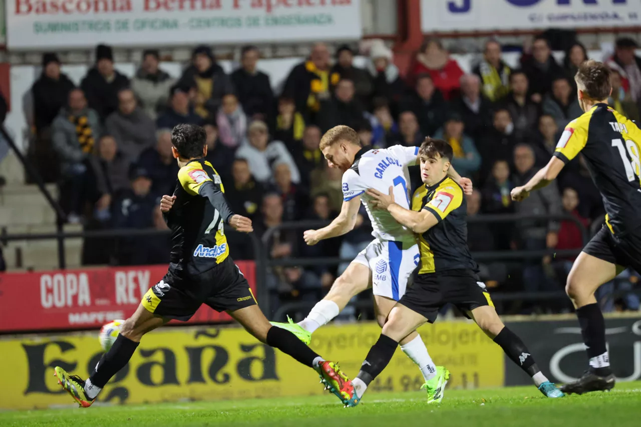 PORTUGALETE (VIZCAYA), 02/12/2025.- El delantero del Alavés Carlos Vicente (c) durante el partido de dieciseisavos de final de la Copa del Rey entre Club Portugalete y Deportivo Alavés celebrado este martes en el estadio La Florida de Portugalete (Vizcaya). EFE/ Luis Tejido

