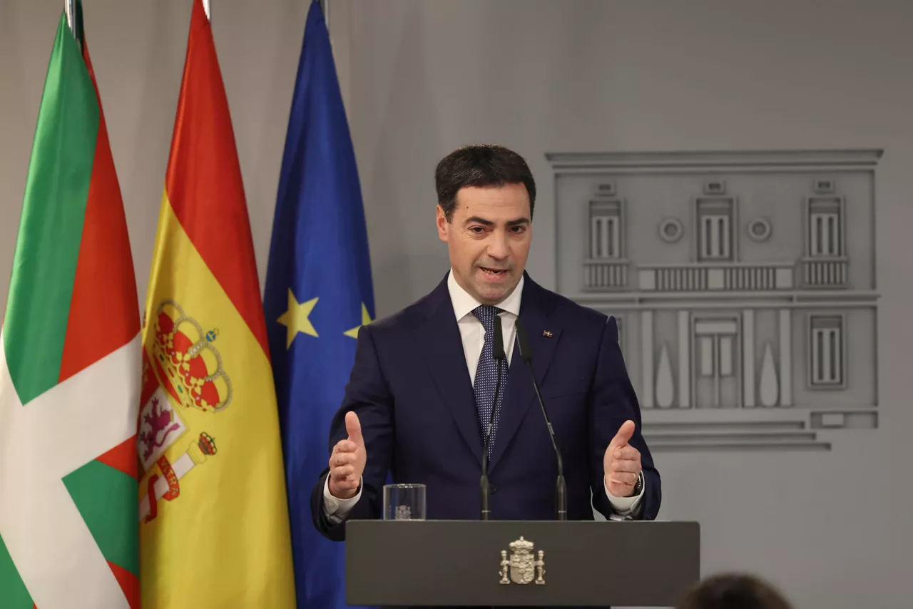 MADRID, 27/01/2026.- El lehendakari, Imanol Pradales, ofrece una rueda de prensa tras la reunión que ha mantenido con el presidente del Gobierno, Pedro Sánchez, este martes en el Palacio de la Moncloa. EFE/ Kiko Huesca
