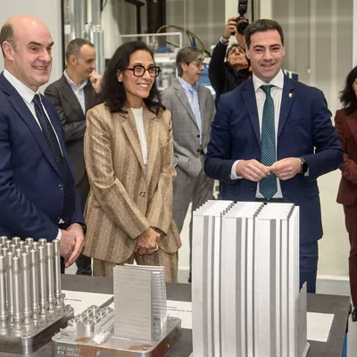 GRAFCAV9900. ZAMUDIO, 16/02/2026.- El lehendakari, Imanol Pradales (d), junto al consejero delegado y la CEO, Carlos Alzola (i) y Eva Azoulay (c), durante la visita este lunes a las instalaciones de ITP Aero momentos antes de la presentación del primer Proyecto Transformador del  Plande Industria - Euskadi 2030 que ha tenido lugar en la sede de ITP Aero de Zamudio (Bizkaia). EFE/Javier Zorrilla
