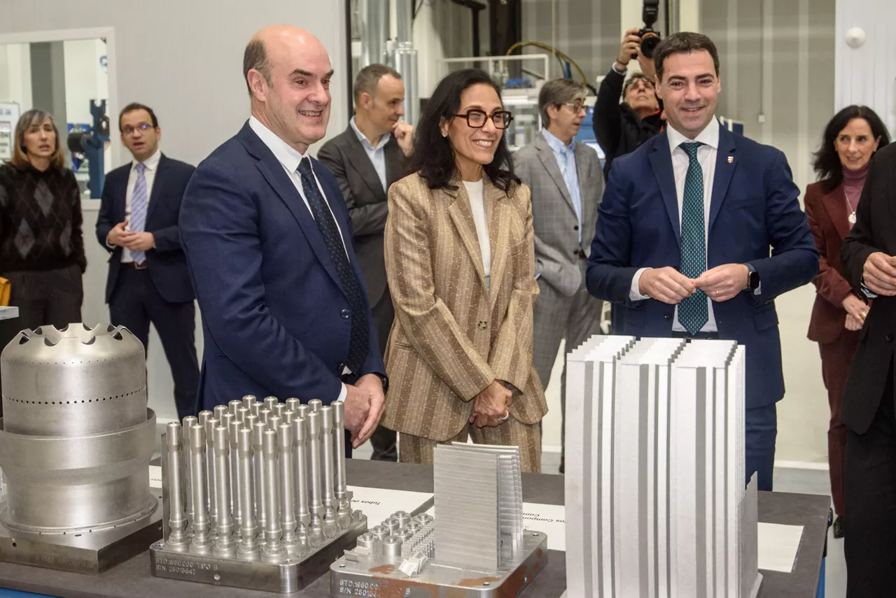  Carlos Alzola ITP Aero konpainiako kontseilari ordezkaria eta Imanol Pradales lehendakaria. Argazkia: Irekia