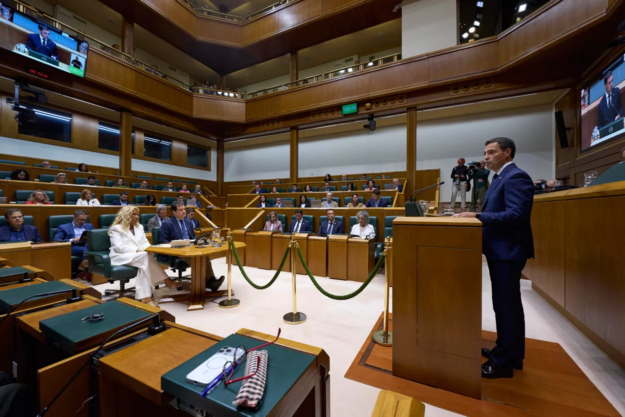 VITORIA, 17/09/2026.- El lehendakari, Imanol Pradales, interviene este jueves en el segundo debate de Política General en el Parlamento Vasco de la decimotercera legislatura, en el ecuador de su mandato, y en el que la oposición confrontará sus modelos y propuestas sobre autogobierno, vivienda, economía, empleo y sanidad, entre otros asuntos. EFE/ Adrián Ruiz Hierro
