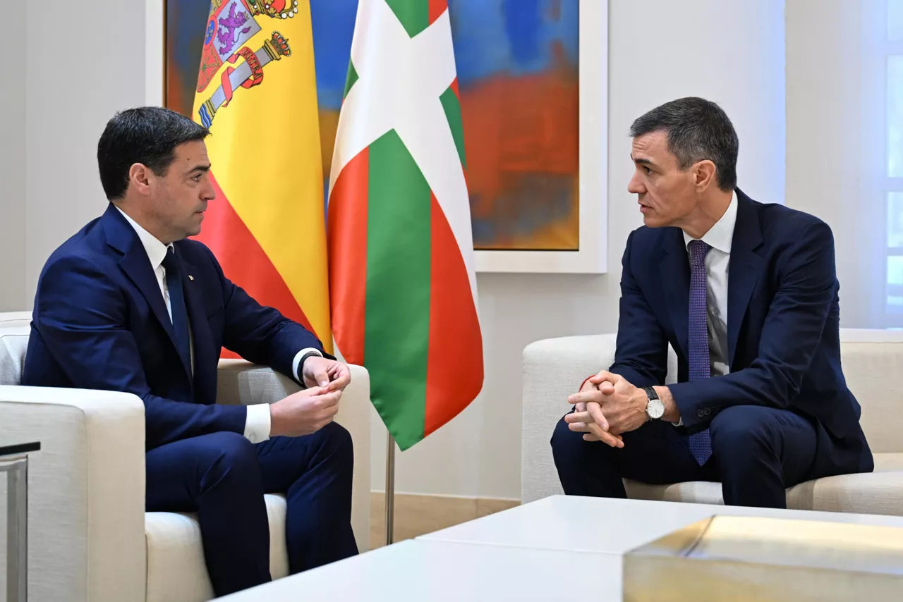 MADRID, 27/03/2026.- El presidente del Gobierno, Pedro Sánchez (d), durante su reunión de este viernes con el lehendakari, Imanol Pradales, con el que cierra una decena de acuerdos sobre impulso económico, seguridad, tráfico o infraestructuras.EFE/ Pool Moncloa/Borja Puig de la Bellacasa SOLO USO EDITORIAL/SOLO DISPONIBLE PARA ILUSTRAR LA NOTICIA QUE ACOMPAÑA (CRÉDITO OBLIGATORIO)
