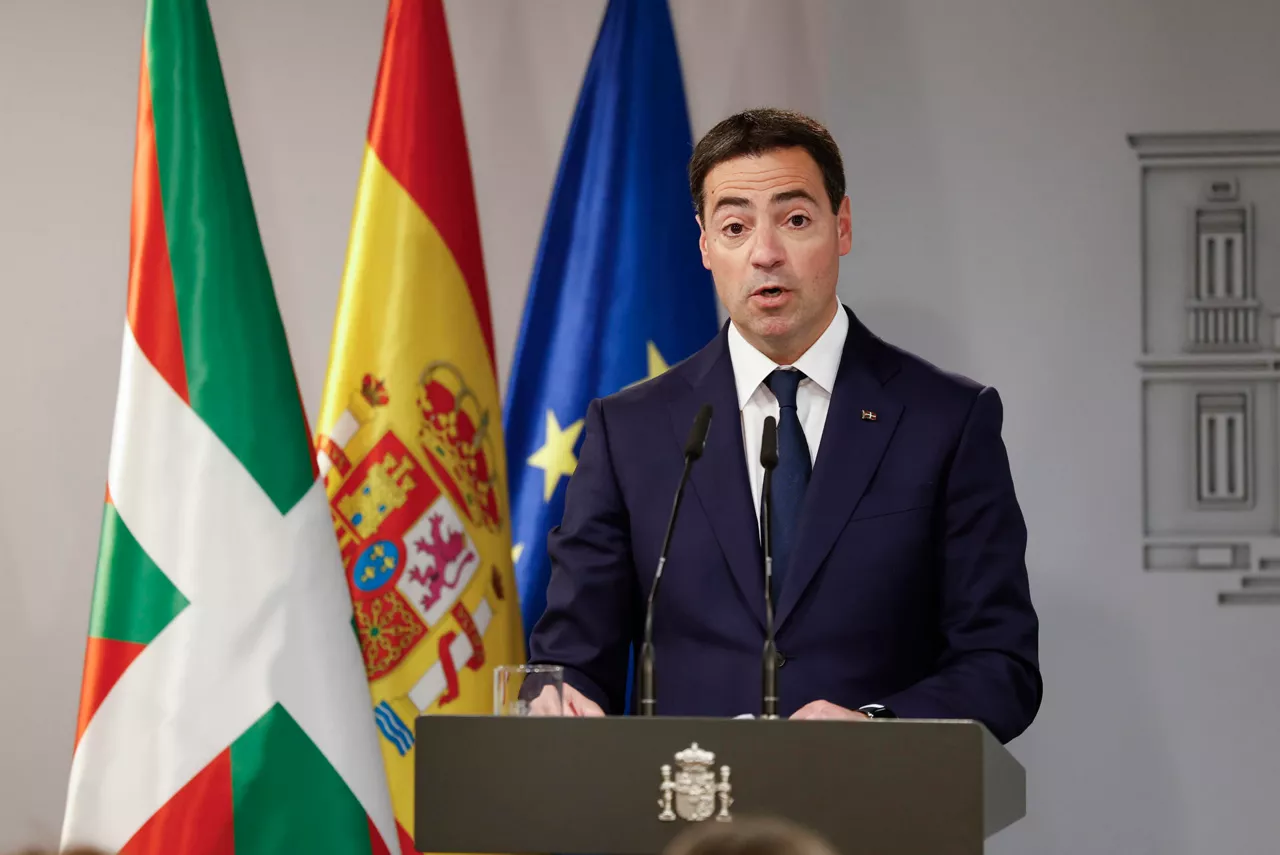 MADRID, 27/03/2026.- El lehendakari, Imanol Pradales, durante la rueda de prensa posterior a la tercera reunión de la Comisión Bilateral de Cooperación Estado-Euskadi, que ha mantenido con el presidente del Gobierno, Pedro Sánchez, este viernes en Moncloa. EFE/ Chema Moya
