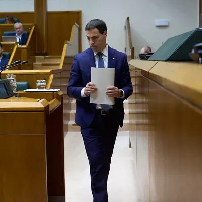 GRAFCAV046. VITORIA (ESPAÑA), 20/02/2026.- El Lehendakari, Imanol Pradales (c), durante su participación en el Pleno de Control del Parlamento Vasco celebrado este viernes en Vitoria. EFE/Adrián Ruiz-Hierro
