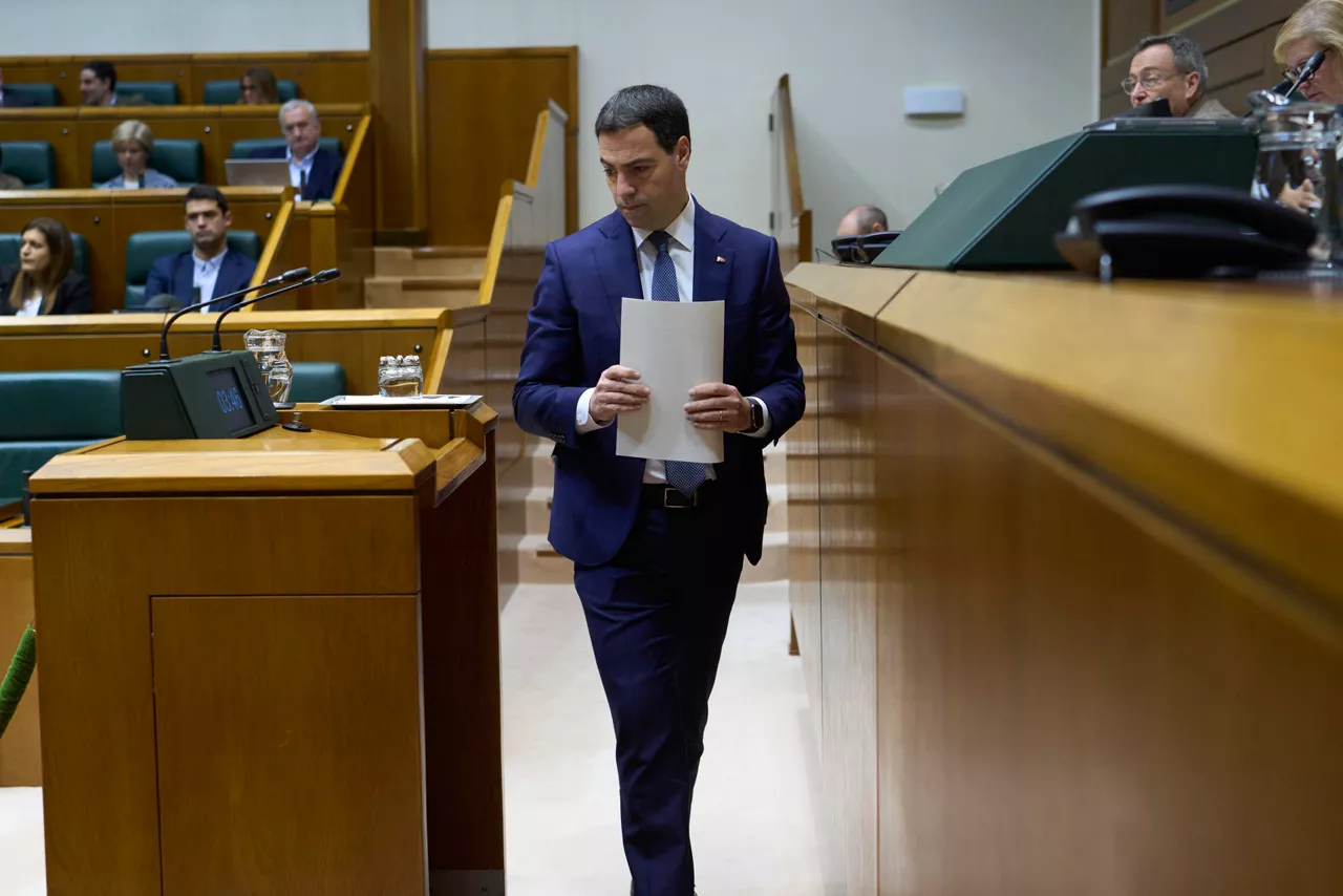 GRAFCAV046. VITORIA (ESPAÑA), 20/02/2026.- El Lehendakari, Imanol Pradales (c), durante su participación en el Pleno de Control del Parlamento Vasco celebrado este viernes en Vitoria. EFE/Adrián Ruiz-Hierro
