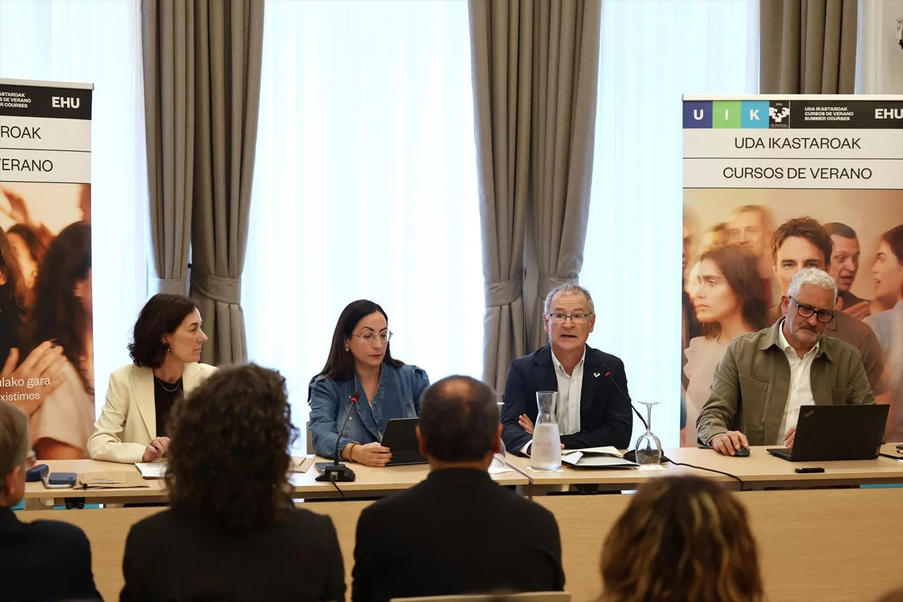 Presentación en San Sebastián de los Cursos de Verano de la EHU



REMITIDA / HANDOUT por UIK

Fotografía remitida a medios de comunicación exclusivamente para ilustrar la noticia a la que hace referencia la imagen, y citando la procedencia de la imagen en la firma

08/6/2026