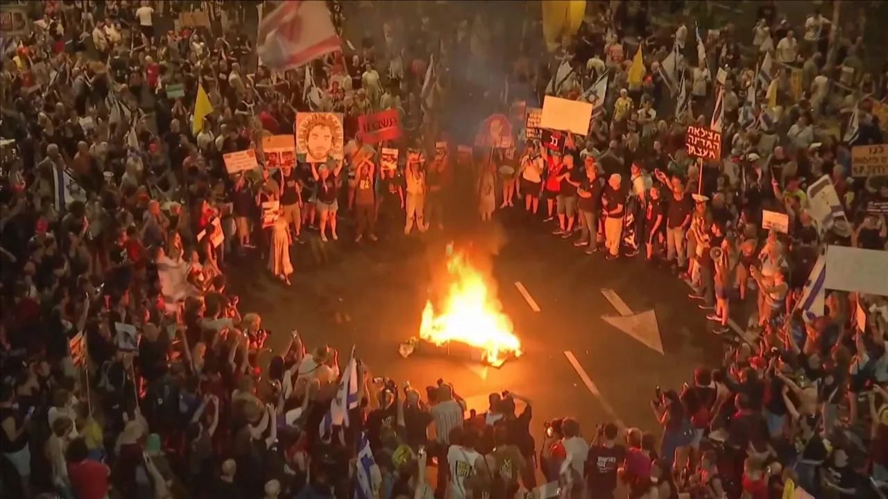 Familiares de los rehenes israelíes protestan por la liberación de estos.