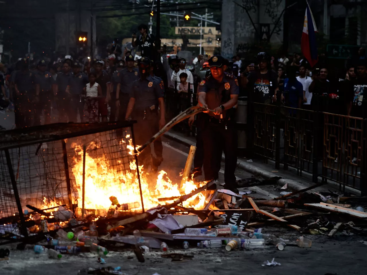 La indignación por la corrupción estalla en Filipinas con protestas masivas y enfrentamientos. Miles de personas han tomado las calles de Manila y otras ciudades protestando contra la corrupción política que vive el país. La llamada "marcha del billón de pesos" ha unido a organizaciones religiosas y civiles contra el saqueo de fondos públicos. Aunque la mayoría de las protestas fueron pacíficas, en la capital hubo choques con la policía que dejaron heridos y detenidos
