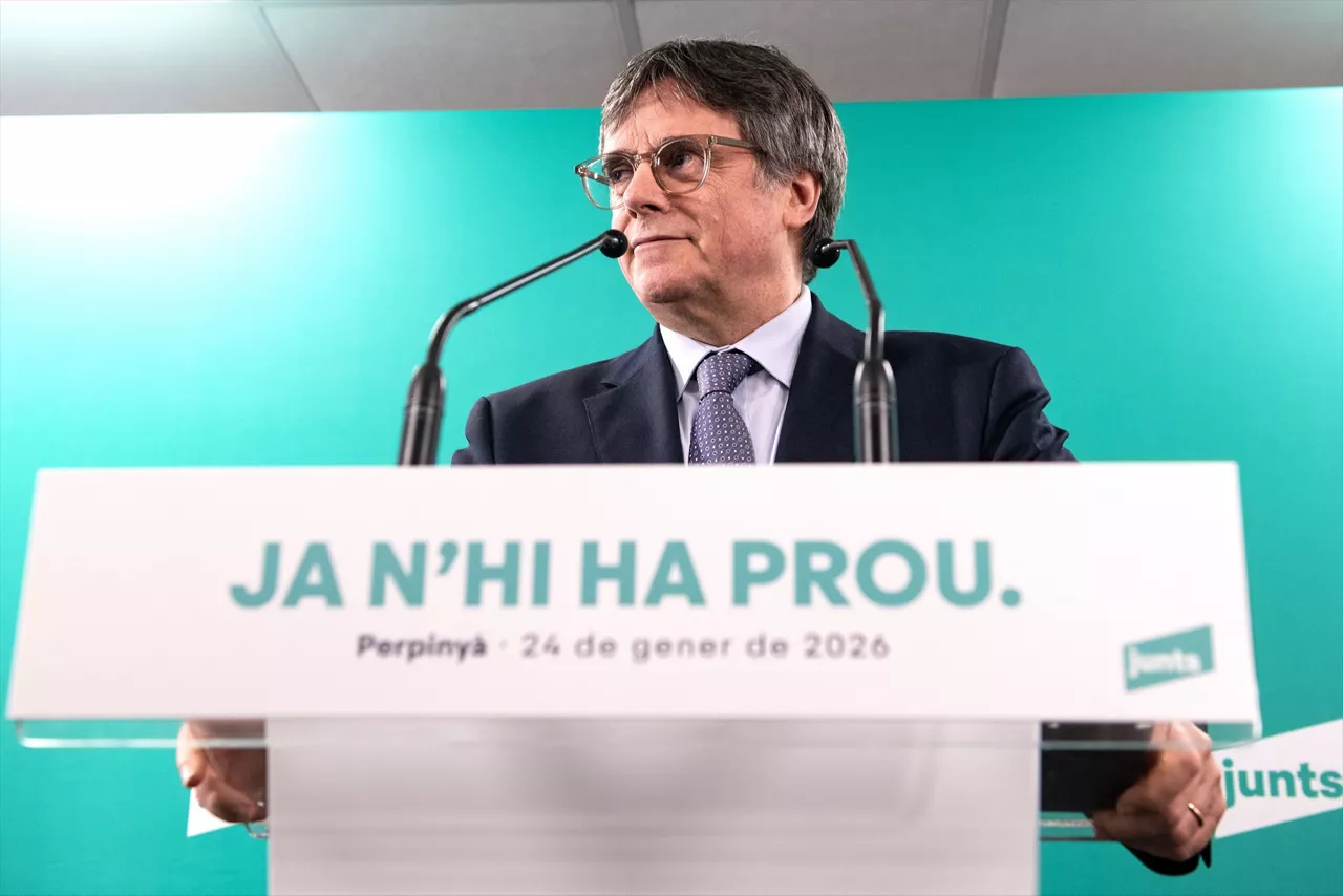 (Foto de ARCHIVO)

El presidente de Junts per Catalunya, Carles Puigdemont (C), ofrece declaraciones a los medios, a 24 de enero de 2026, en Perpiñán (Francia). Puigdemont ha convocado una cumbre extraordinaria con toda la cúpula del partido, diputados y algunos de sus alcaldes con motivo de los recientes incidentes en la red ferroviaria y las carreteras catalanas causados por el accidente de un tren de Rodalies en el municipio barcelonés de Gelida del pasado martes.



Glòria Sánchez / Europa Press

24/1/2026