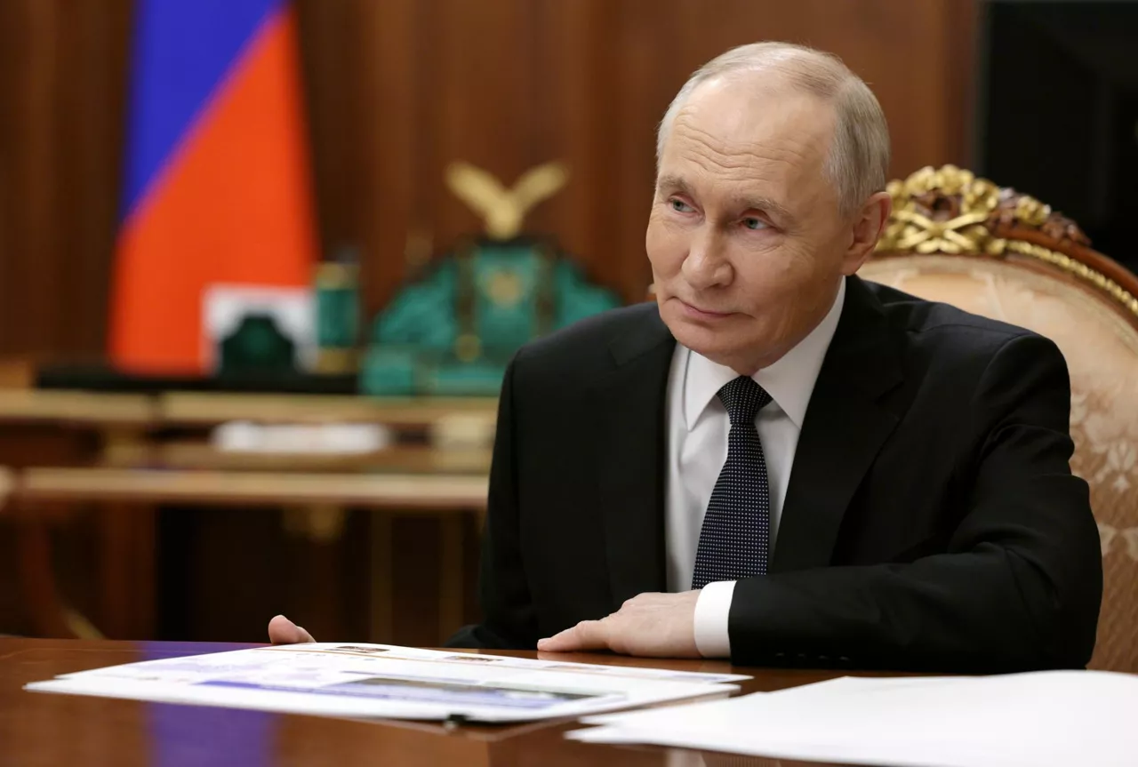 MOSCOW (Russian Federation), 20/11/2025.- Russian President Vladimir Putin attends a meeting with Transport Minister Andrey Nikitin (not pictured) at the Kremlin in Moscow, Russia, 20 November 2025. (Rusia, Moscú) EFE/EPA/GAVRIIL GRIGOROV/SPUTNIK/KREMLIN / POOL MANDATORY CREDIT
