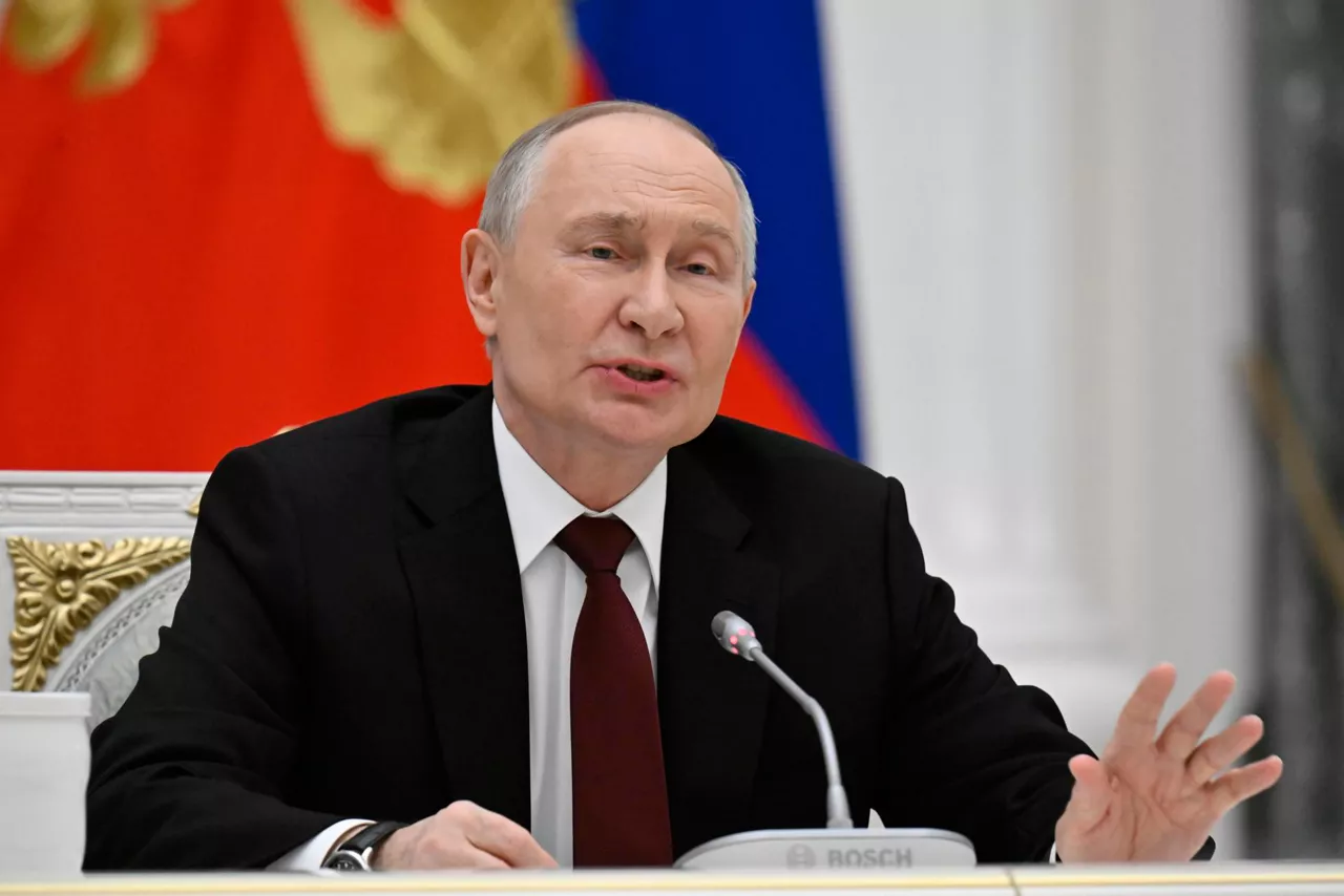 MOSCOW (Russian Federation), 28/11/2025.- Russian President Vladimir Putin speaks during a meeting with participants of the Young Scientists Forum at the Kremlin in Moscow, Russia, 28 November 2025. (Rusia, Moscú) EFE/EPA/ALEXANDER NEMENOV/AFP / POOL

