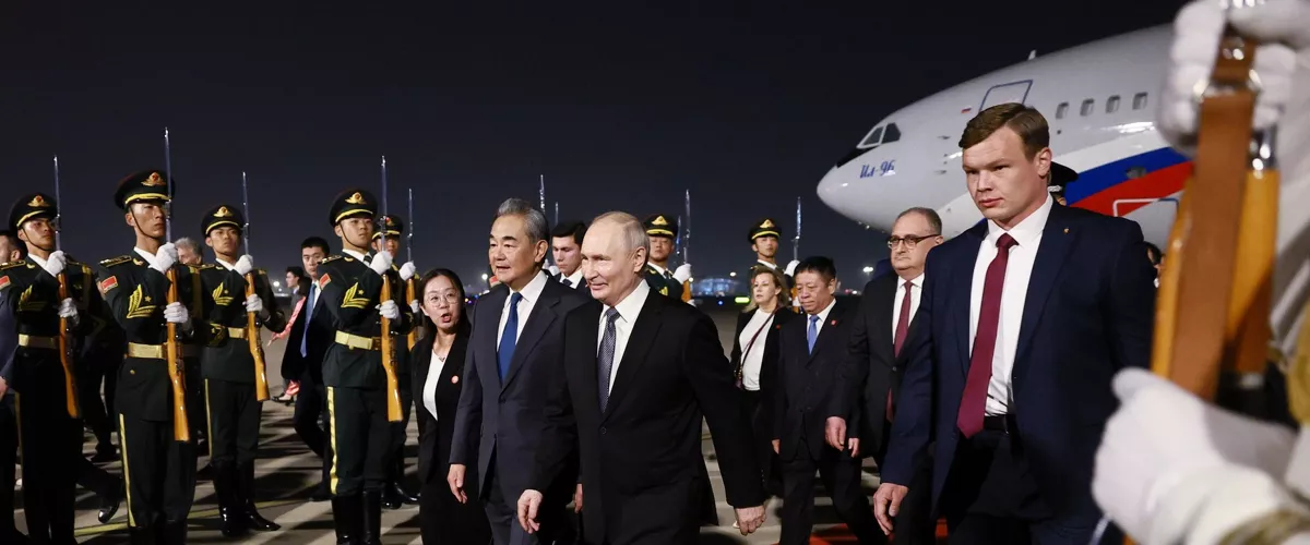 HANDOUT - 19 May 2026, China, Beijing: Russia's President Vladimir Putin (C) welcomed by China's Minister of Foreign Affairs Wang Yi during a ceremony marking Putin's arrival at Beijing Capital International Airport (Shoudu). Photo: -/Kremlin/dpa - ATTENTION: editorial use only and only if the credit mentioned above is referenced in full