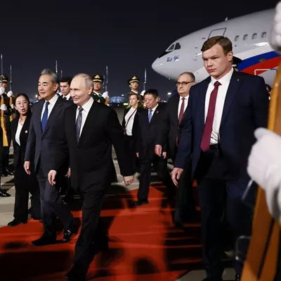 HANDOUT - 19 May 2026, China, Beijing: Russia's President Vladimir Putin (C) welcomed by China's Minister of Foreign Affairs Wang Yi during a ceremony marking Putin's arrival at Beijing Capital International Airport (Shoudu). Photo: -/Kremlin/dpa - ATTENTION: editorial use only and only if the credit mentioned above is referenced in full