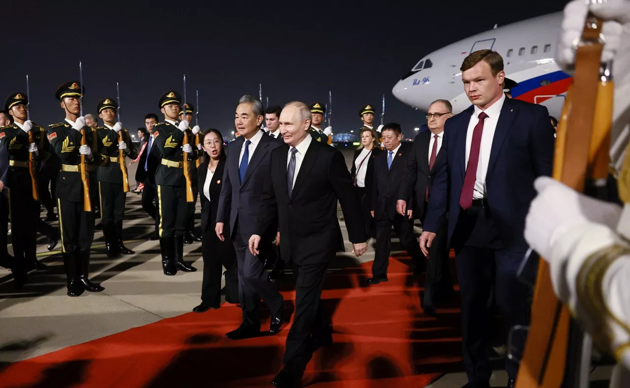 HANDOUT - 19 May 2026, China, Beijing: Russia's President Vladimir Putin (C) welcomed by China's Minister of Foreign Affairs Wang Yi during a ceremony marking Putin's arrival at Beijing Capital International Airport (Shoudu). Photo: -/Kremlin/dpa - ATTENTION: editorial use only and only if the credit mentioned above is referenced in full