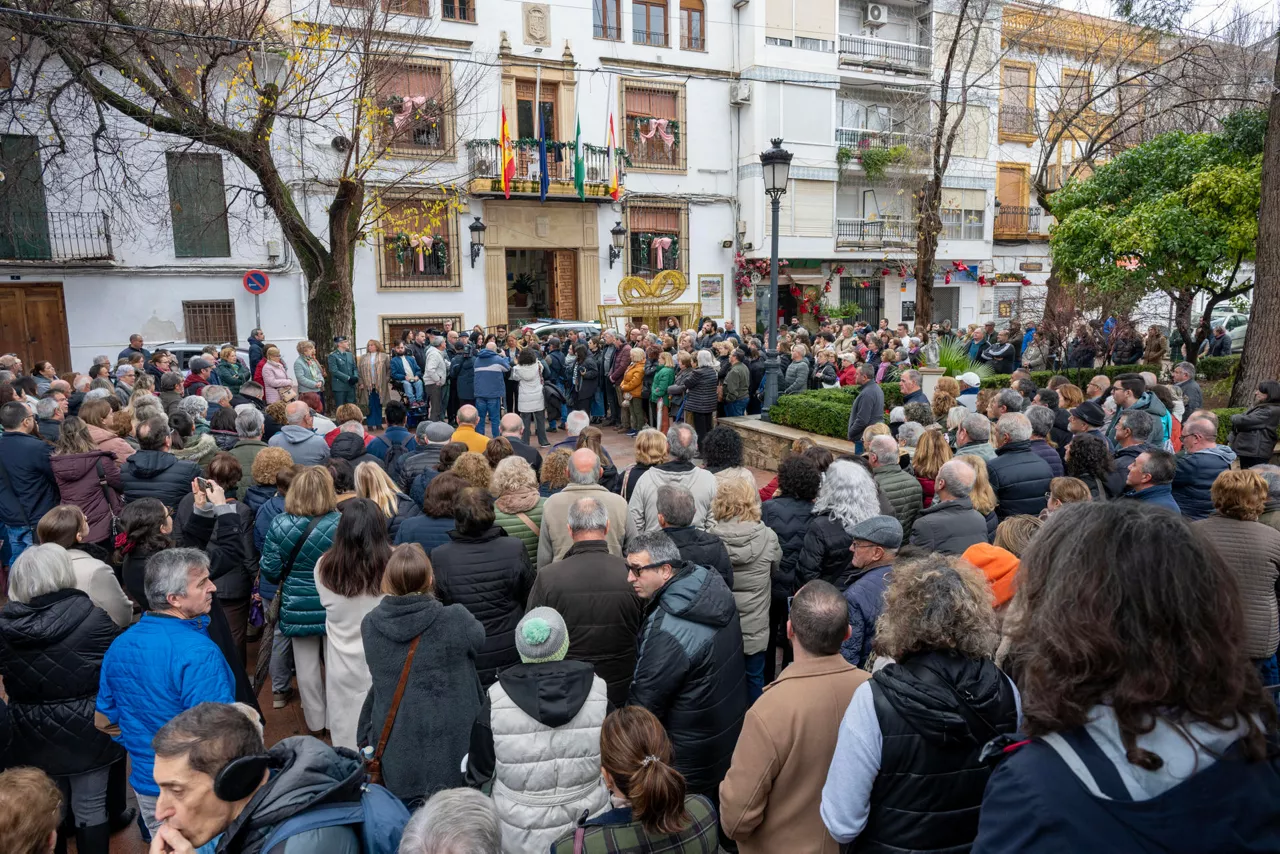 QUESADA (JAÉN), 05/01/2026.- Concentración y minuto de silencio ante las puertas del ayuntamiento de Quesada en Jaén por el presunto caso de violencia machista registrato ayer en esta localidad de Jaén. EFE/José Manuel Pedrosa
