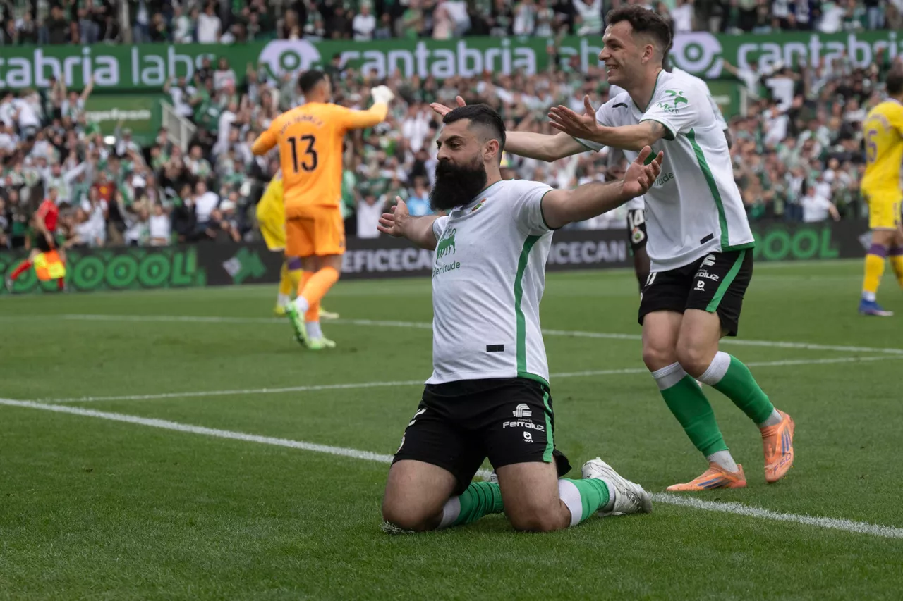 SANTANDER, 16/05/2026.- El delantero del Racing de Santander Asier Villalibre (c) celebra su gol ante el Valladolid durante el partido de la jornada 40 de La Liga Hypermotion que disputan el Racing de Santander y el Valladolid, este sábado en los Campos de Sport de El Sardinero . EFE/Pedro Puente Hoyos
