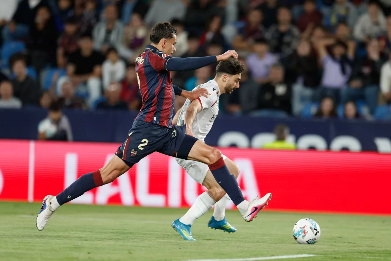 VALENCIA, 08/05/2026.- El centrocampista del Osasuna Raúl Moro (d) pelea un balón con el defensa argentino del Levante Matías Moreno durante el partido correspondiente a la jornada 35 de LaLiga EA disputado este viernes entre el Levante UD y el CA Osasuna en el estadio Ciudad de Valencia. EFE/ Kai Forsterling
