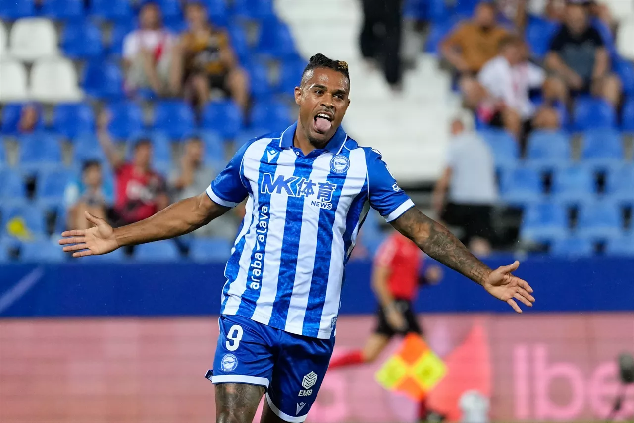 Mariano Diaz Deportivo Alavesekoak Espainiako Ligan bere taldearen lehen gola sartu ondoren ospatzen du, LaLiga EA Sports, Rayo Vallecano eta Deportivo Alavesen artean Butarque estadioan jokatutako futbol partida, 2026ko abuztuaren 20an, Leganesen (Madril, Espainia).