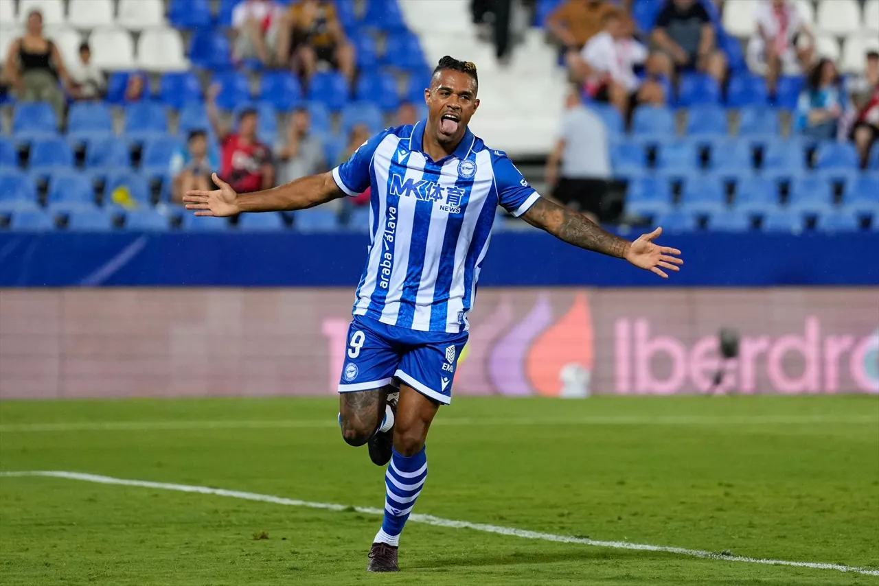Mariano Diaz Deportivo Alavesekoak Espainiako Ligan bere taldearen lehen gola sartu ondoren ospatzen du, LaLiga EA Sports, Rayo Vallecano eta Deportivo Alavesen artean Butarque estadioan jokatutako futbol partida, 2026ko abuztuaren 20an, Leganesen (Madril, Espainia).