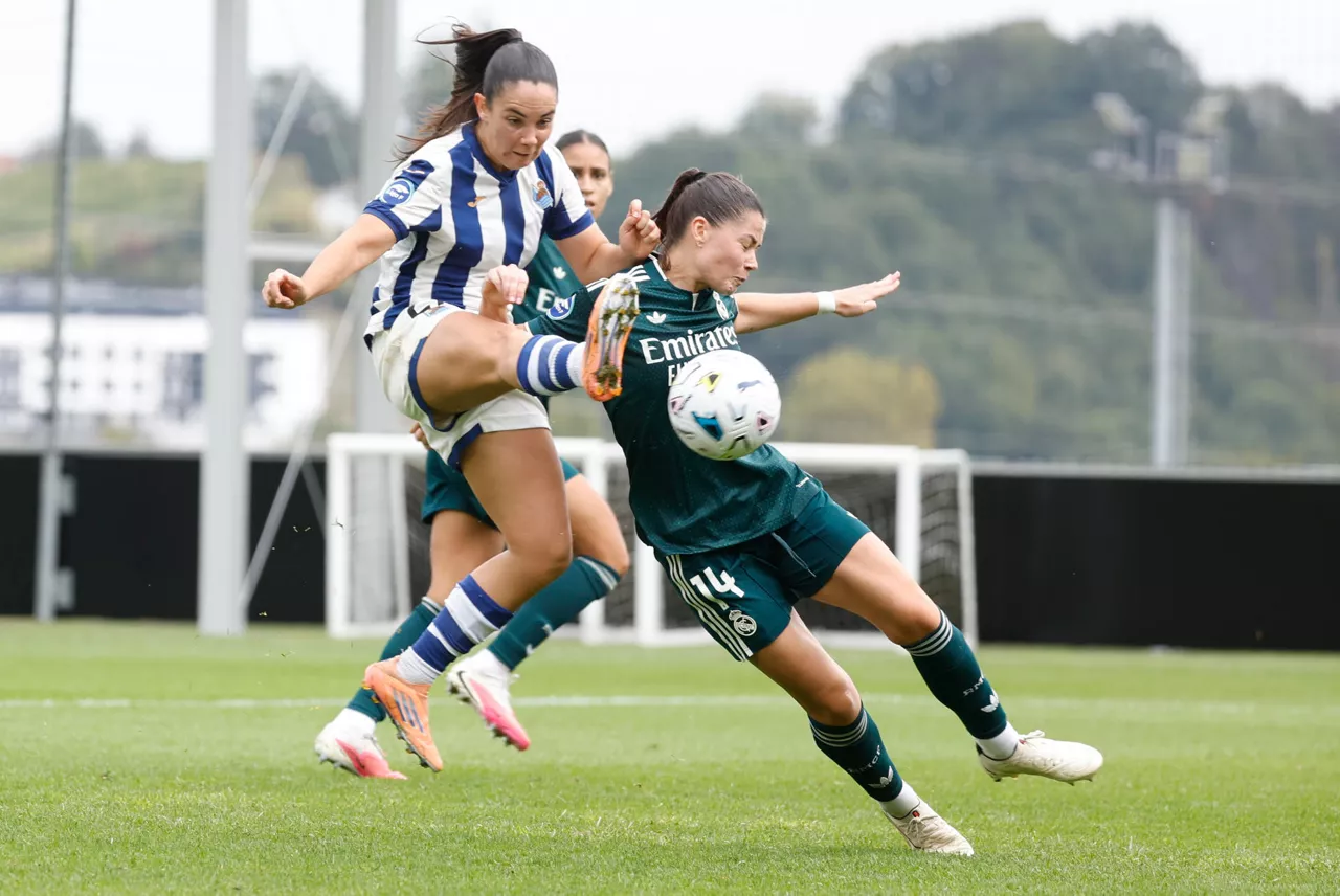 SAN SEBASTIÁN (PAÍS VASCO), 26/09/2026.- La centrocampista de la Real Sociedad Klara Cahynova (i) disputa un balón ante la defensa del Real Madrid Maria Mendez este sábado, durante la jornada 5 de la Liga F que disputan Real Sociedad y Real Madrid, en las instalaciones de Zubieta en San Sebastián. EFE/ Javier Etxezarreta
