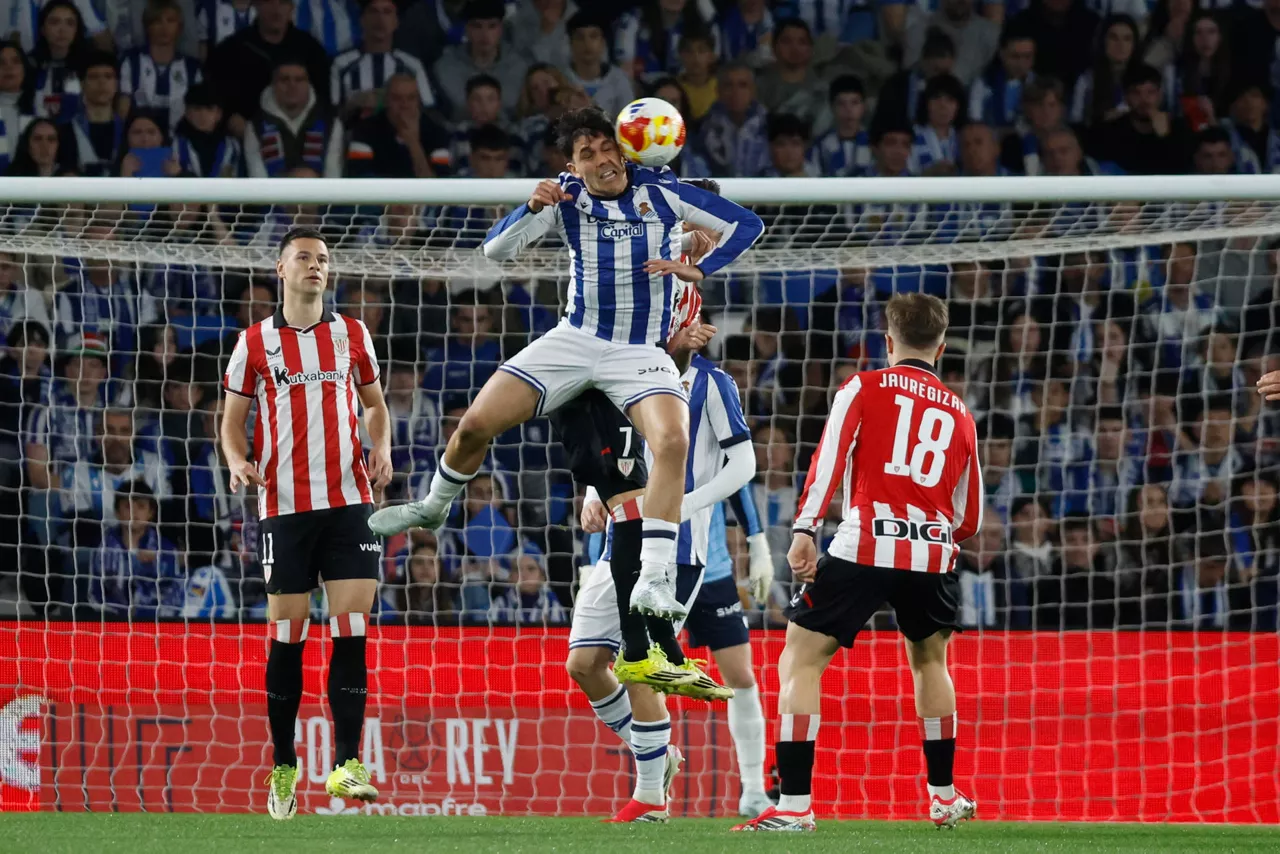 Jon Mikel Aramburu se lleva un balón aéreo