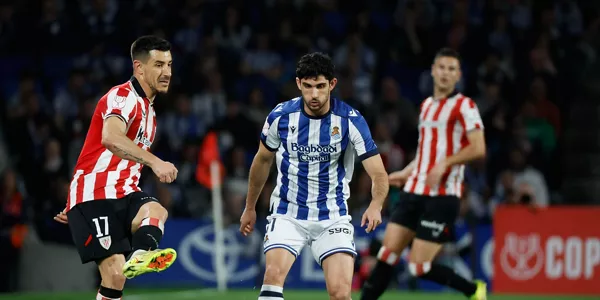 Yuri baloi bat atzeratzen Guedesen begiradapean. Argazkia: EFE