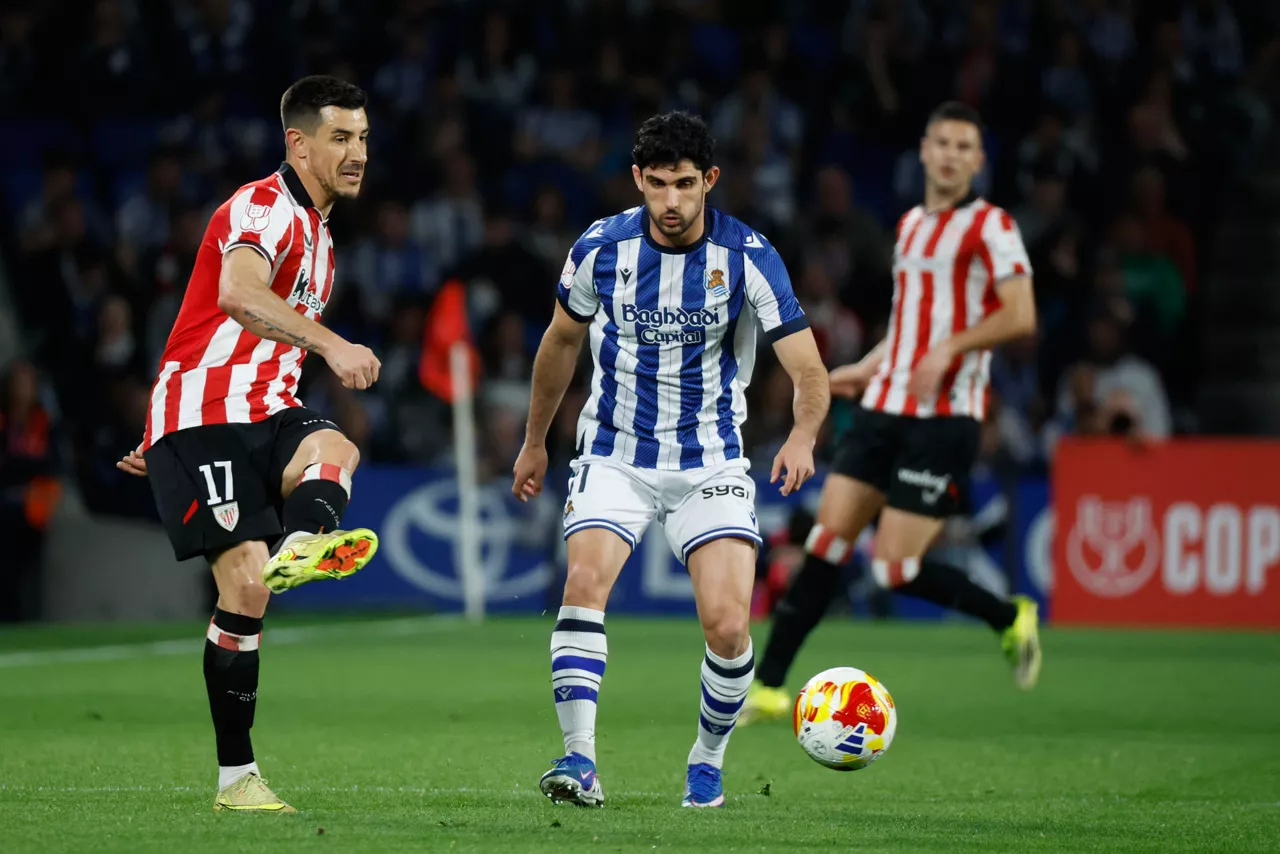 Yuri baloi bat atzeratzen Guedesen begiradapean. Argazkia: EFE