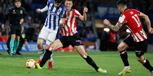 Guruzeta Jon Martini baloi bat lapurtzen saiatzen. Argazkia: EFE