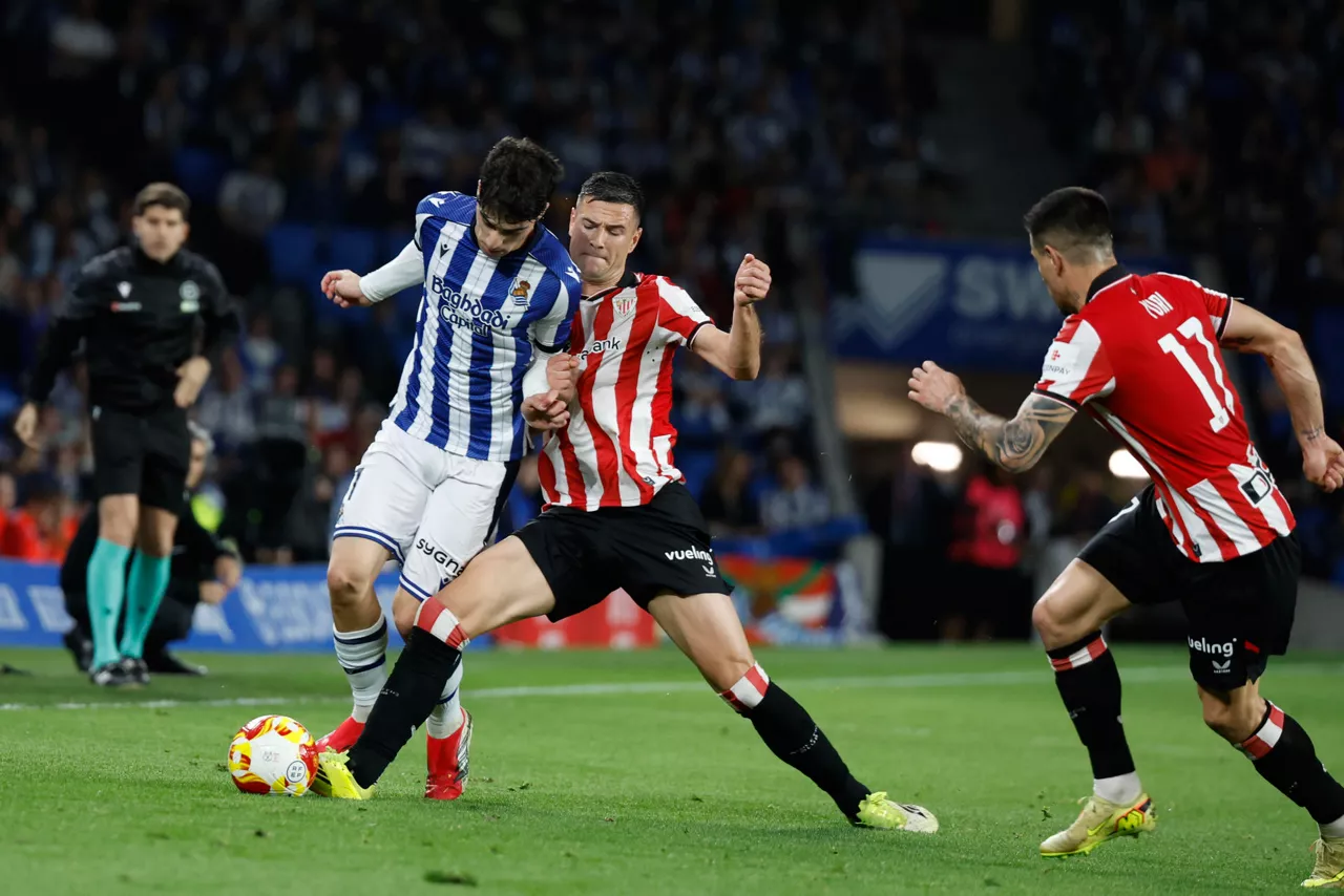 Guruzeta Jon Martini baloi bat lapurtzen saiatzen. Argazkia: EFE