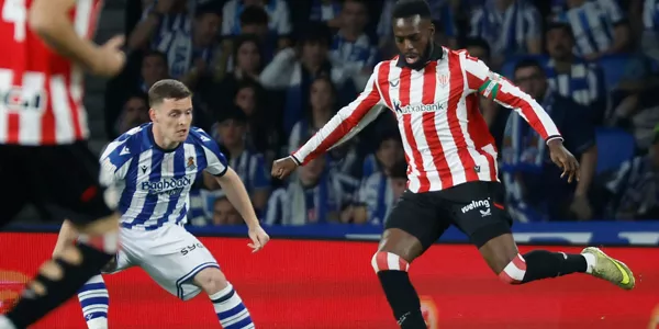 Iñaki Williams baloi bat erdiratu nahian. Argazkia: EFE