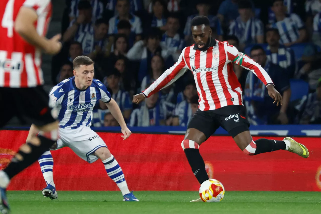 Iñaki Williams baloi bat erdiratu nahian. Argazkia: EFE