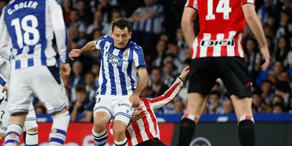 Mikel Oyarzabal supera a un rival rojiblanco. Foto: EFE