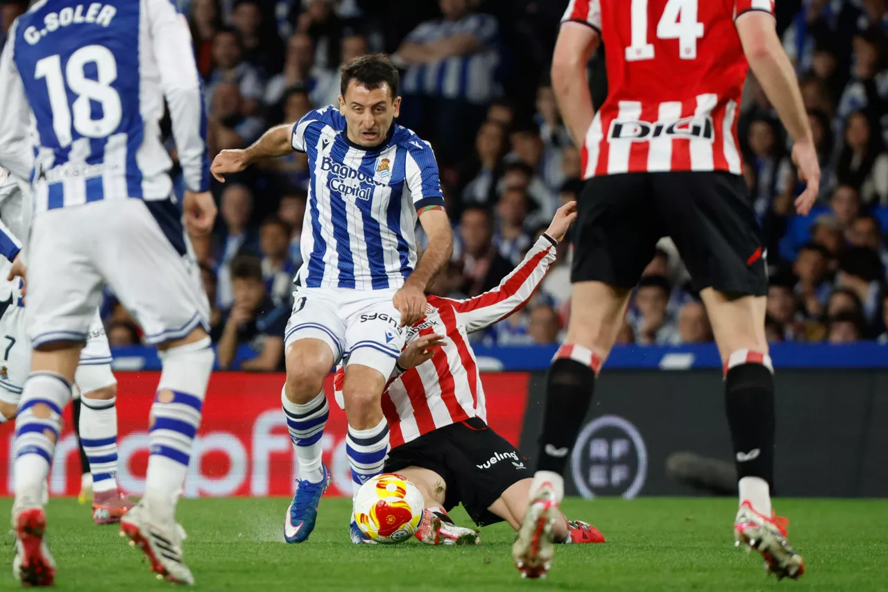 Mikel Oyarzabal supera a un rival rojiblanco. Foto: EFE
