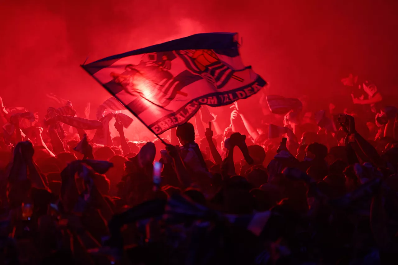 Realeko zaleak euren taldearen autobusaren zain. Argazkia: EFE