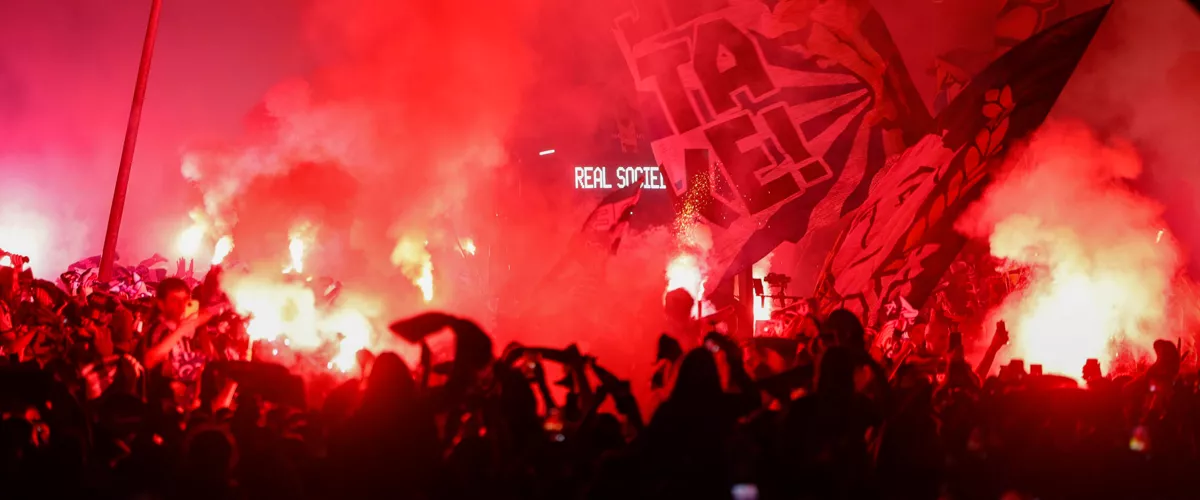 Aficionados de la Real Sociedad esperan la llegada del autobús de su equipo