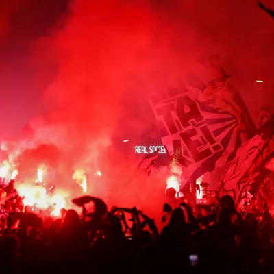 Aficionados de la Real Sociedad esperan la llegada del autobús de su equipo
