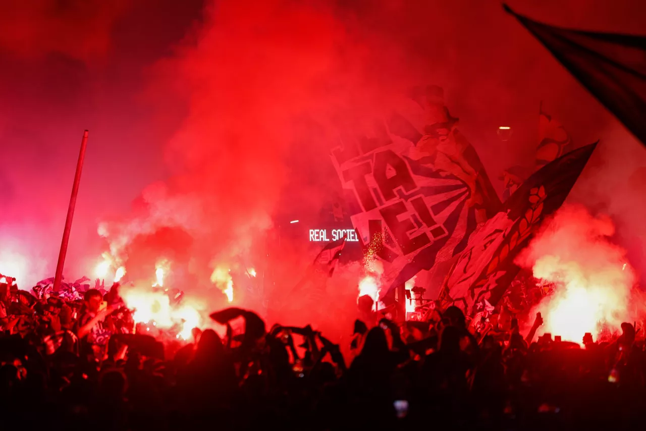 Aficionados de la Real Sociedad esperan la llegada del autobús de su equipo