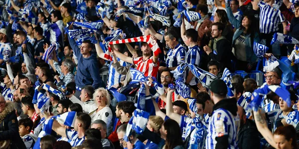 Athleticeko zale bat, jarraitzaile txuri-urdinez inguratuta. Argazkia: EFE