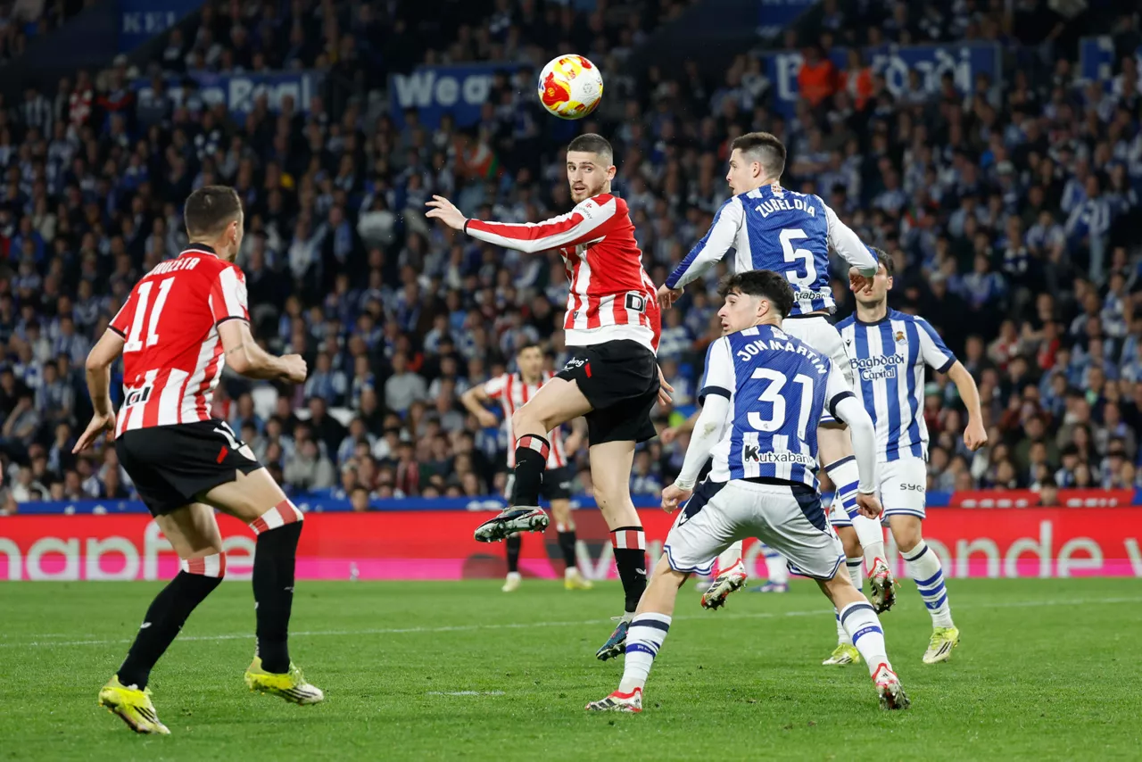 Sancet busca rematar un balon dentro del área.