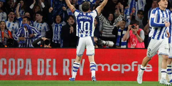 Mikel Oyarzabal, celebra con los aficionados txuri-urdin. Foto: EFE 