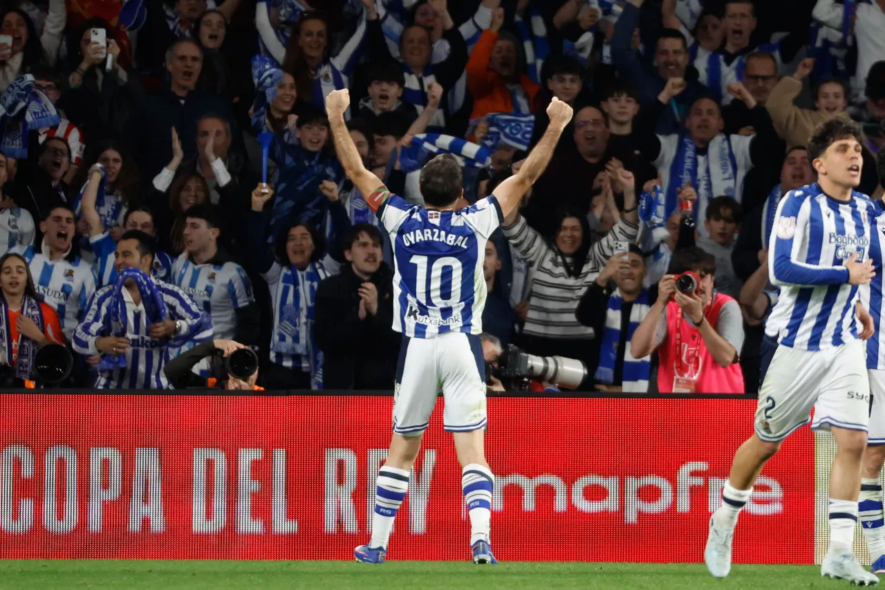 Mikel Oyarzabal, celebra con los aficionados txuri-urdin. Foto: EFE 