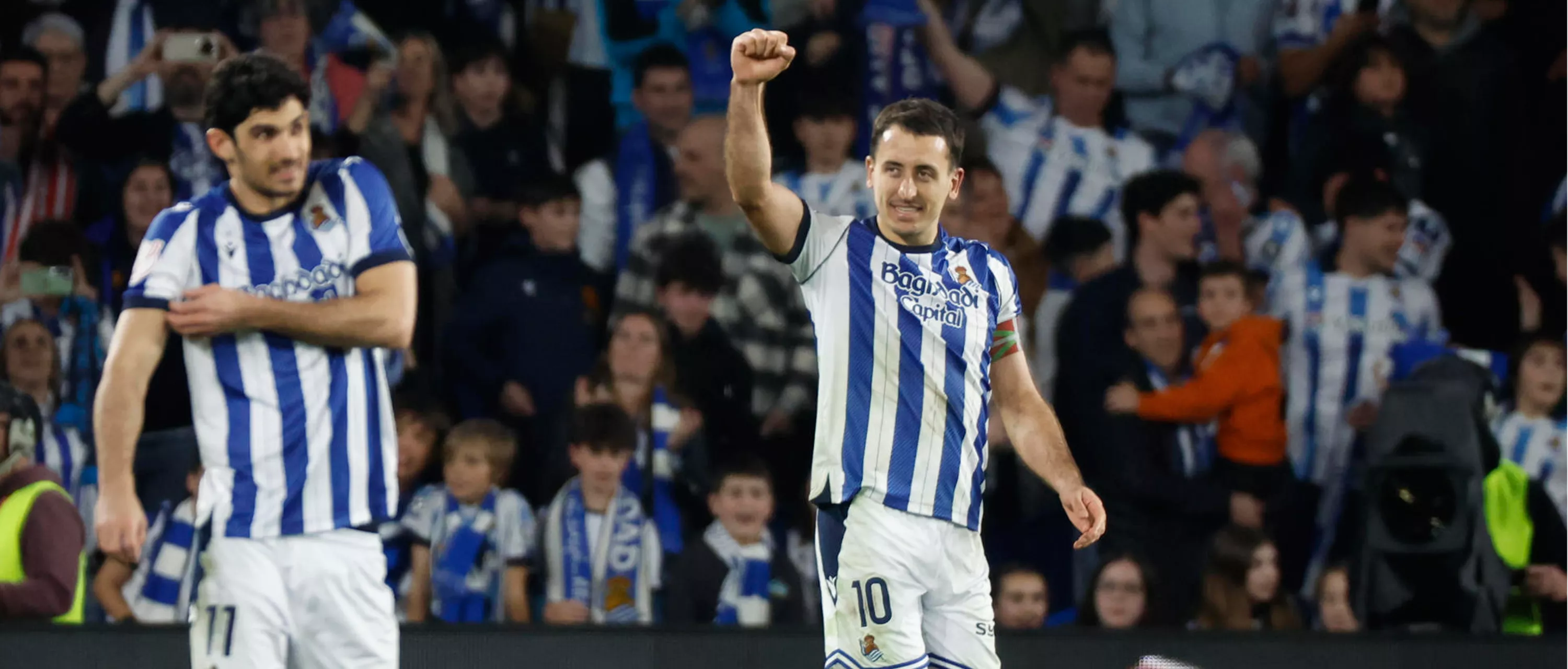 Mikel Oyarzabal y Guedes contentos tras el gol