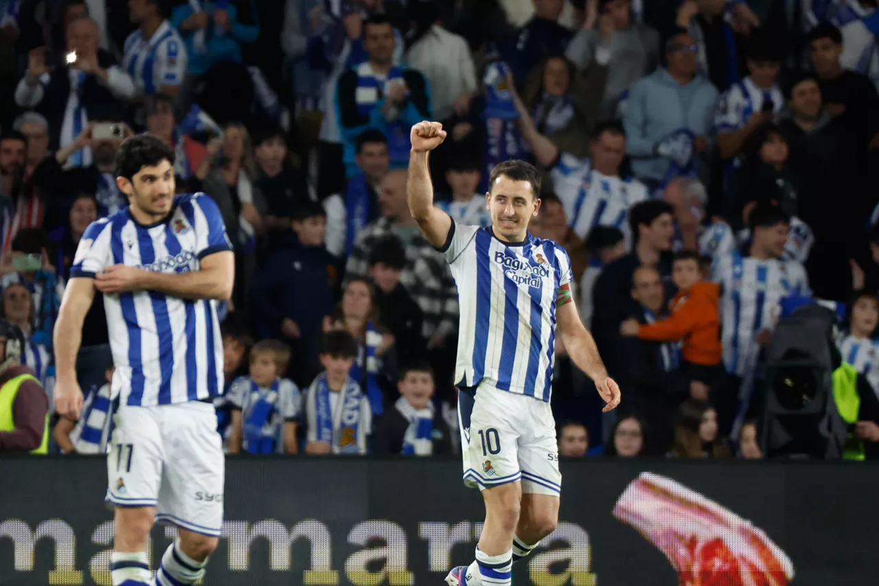 Mikel Oyarzabal y Guedes contentos tras el gol