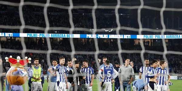 Los jugadores de la Real celebran el pase a la final sobre el césped. Foto: EFE