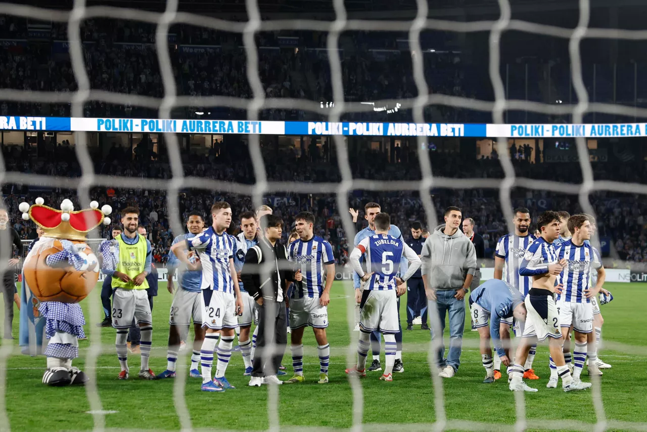 Los jugadores de la Real sobre el césped de Anoeta