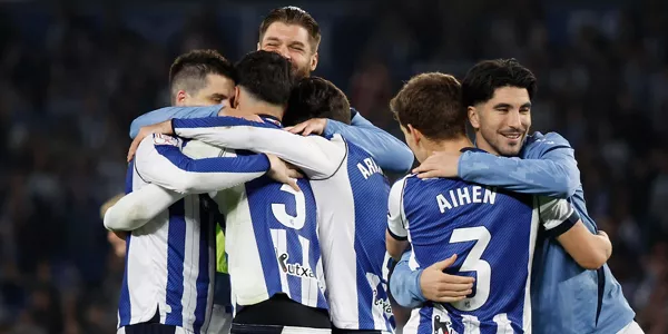 Los jugadores de la Real hacen piña tras el gol. Foto: EFE