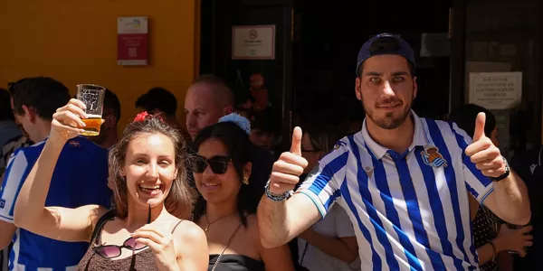 Copa del Rey: Aficionados txuri-urdin en Sevilla. Foto: Europa Press