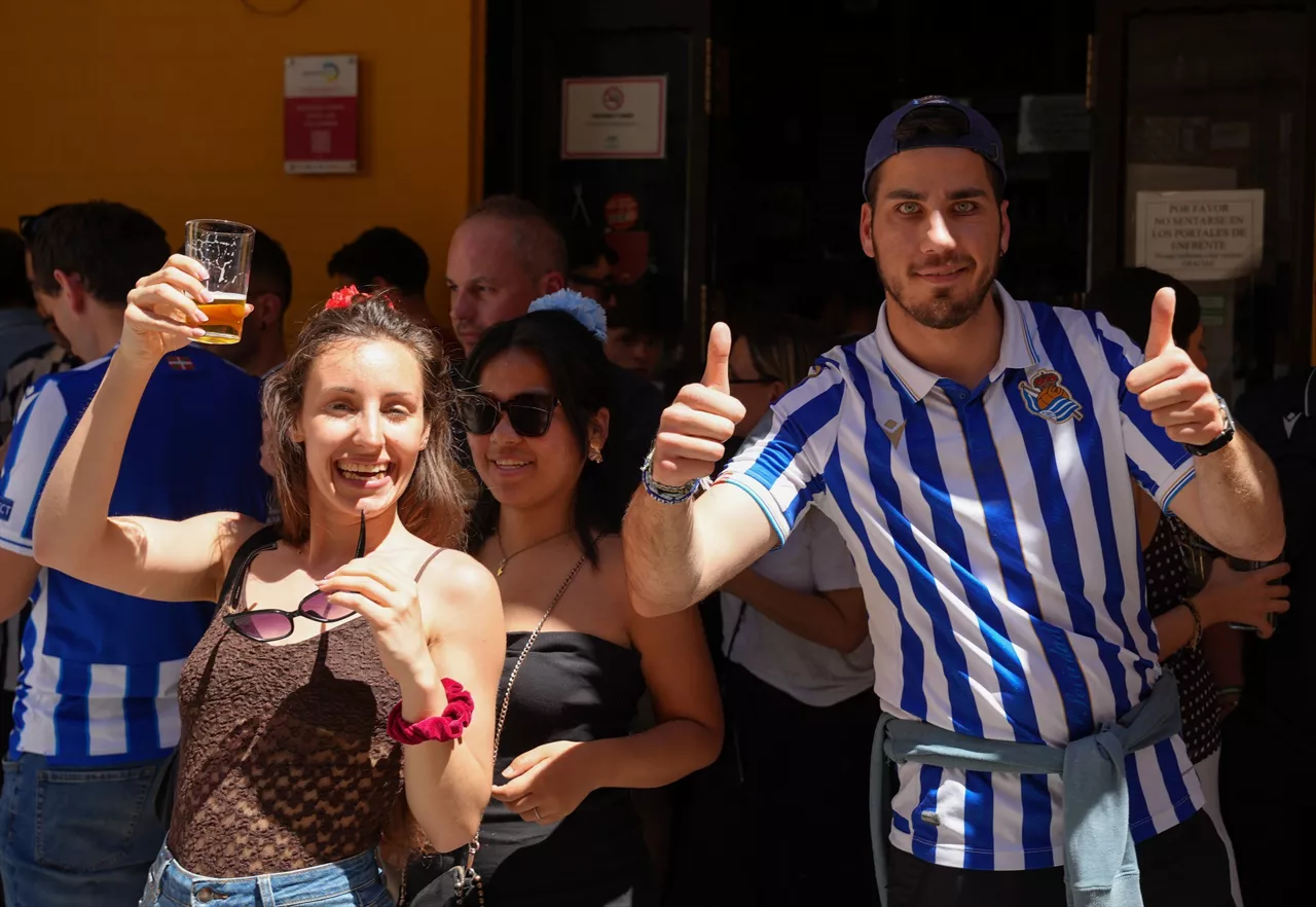 Imágenes de la afición de la Real Sociedad en las calles de Sevilla. Foto: Europa Press