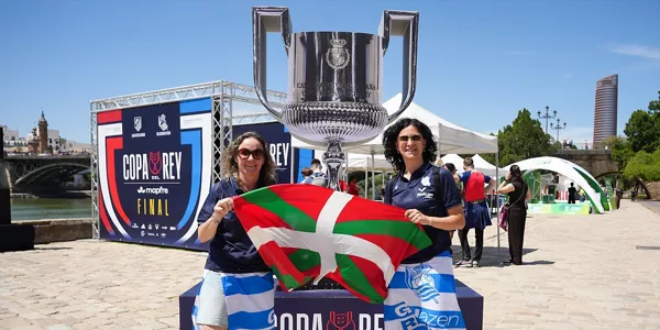 Copa del Rey: Aficionados txuri-urdin en Sevilla. Foto: Europa Press